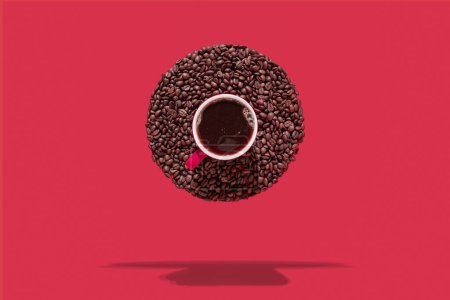 Foto de Taza de café negro y granos de café en círculo levitar sobre fondo rojo. Composición horizontal mínima, concepto divertido de la cultura del café - Imagen libre de derechos