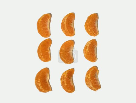 Foto de Los trozos anaranjados en las filas se acuestan sobre el fondo blanco. Composición geométrica horizontal mínima, concepto de belleza natural de los frutos - Imagen libre de derechos