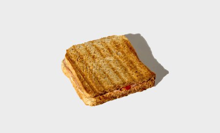 Foto de Sandwich tostado sobre fondo blanco. Composición horizontal mínima, concepto casero de comida rápida - Imagen libre de derechos