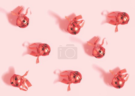 Foto de Patrón de campanas rojas de Navidad sobre un fondo rosa pastel. Mínimo plano laico retro Navidad y Año Nuevo concepto de decoración - Imagen libre de derechos