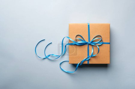 Téléchargez les photos : Gift box on a blue background. Background for text. - en image libre de droit