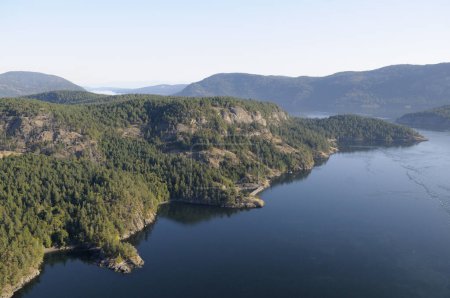 Foto aérea de Sansum Narrows, Stoney Hill y Grouse Hill, Isla Vancouver, Columbia Británica, Canadá.