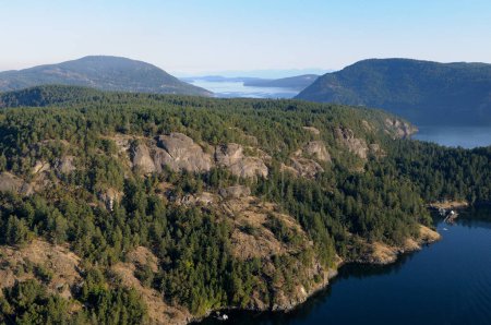 Foto aérea de los acantilados, Sansum Narrows, Stoney Hill y Grouse Hill, Isla Vancouver, Columbia Británica, Canadá.