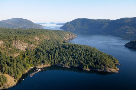 Foto aérea de Sansum Point y Sansum Narrows, Isla Vancouver, Columbia Británica, Canadá.