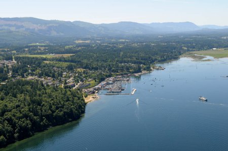 Fotografía aérea de Cowichan Bay, Isla Vancouver, Columbia Británica, Canadá.