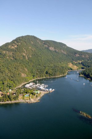Téléchargez les photos : Photo aérienne du Mt. Tzuhalem, baie de Gênes et Marina de la baie de Gênes, île de Vancouver, Colombie-Britannique, Canada. - en image libre de droit