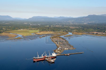 Freighter Indigo Ocean en la terminal de Western Forest Products con el valle de Cowichan en el fondo, Cowichan Bay, Vancouver Island, Columbia Británica, Canadá.