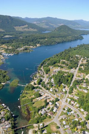 Die Stadt Lake Cowichan am Cowichan Lake, Vancouver Island Luftaufnahmen, British Columbia, Kanada.