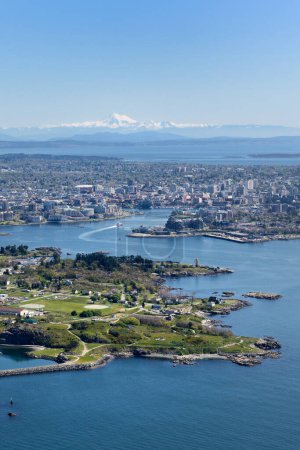 Luftaufnahme von Victoria BC mit Esquimalt im Vordergrund. Mt. Bäcker in Washington State ist am Horizont, Victoria, Vancouver Island, British Columbi