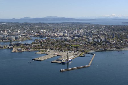 Luftaufnahme des Victoria Harbour, der Wellenbrecher und der Kreuzfahrtdocks, Victoria, Vancouver Island, British Columbi