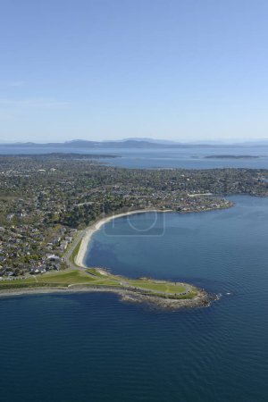 Luftaufnahme des Clover Point Park und der Dallas Road mit Oak Bay im Hintergrund, Victoria, Vancouver Island, British Columbi