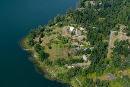 Häuser am Ufer des Saint Mary 's Lake, Salt Spring Island, British Columbia, Kanada