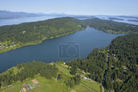 Saint Mary 's Lake mit dem Trincomali-Kanal und den Golfinseln im Hintergrund, Salt Spring Island, British Columbia, Kanada