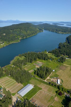 Saint Mary 's Lake mit dem Trincomali-Kanal und den Golfinseln im Hintergrund, Salt Spring Island, British Columbia, Kanada