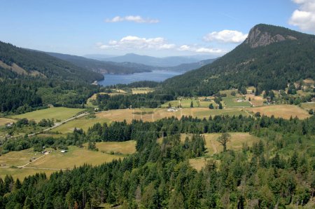 Foto aérea del valle de Fulford y Mt Maxwell mirando hacia Burgoyne Bay y Maple Bay en Vancouver Island, Salt Spring Island, Columbia Británica, Canadá