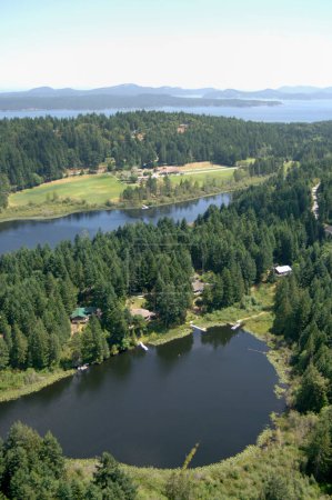 Fotografía aérea de Cusheon Lake, Salt Spring Island, Columbia Británica, Canadá