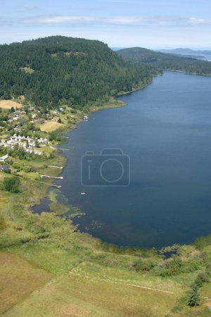 Luftaufnahme des südlichen Endes des Saint Mary 's Lake, Salt Spring Island, British Columbia, Kanada