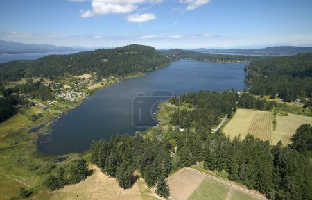 Foto aérea de Saint Mary 's Lake con la isla de Vancouver en el fondo a la izquierda, Saltspring Island, Columbia Británica, Canadá
