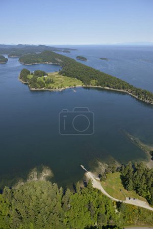 Luftaufnahme von Winter Cove auf Saturna Island mit Samuel Island im Hintergrund. British Columbia, Kanada.