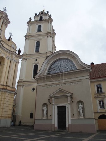 Téléchargez les photos : Sur la droite un bâtiment de l'Alma Mater Vilnensis, Vilnius, Lituanie, en arrière-plan le clocher de l'église St. John's - en image libre de droit