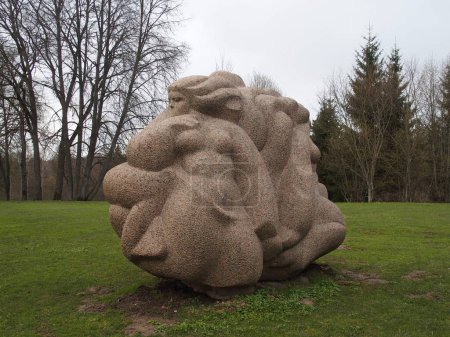 Foto de En el jardín de esculturas del Museo-Reserva de Turaida cerca de Sigulda, Letonia - Imagen libre de derechos