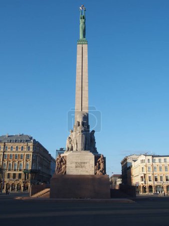 Téléchargez les photos : Le monument letton de la liberté à Riga, en Lettonie, au crépuscule - en image libre de droit