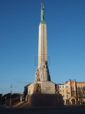 Téléchargez les photos : Le monument letton de la liberté à Riga, en Lettonie, au crépuscule - en image libre de droit