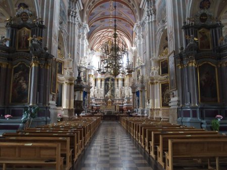 Foto de Nave y altar de la Catedral de San Pedro y Pablo en Kaunas, Lituania - Imagen libre de derechos