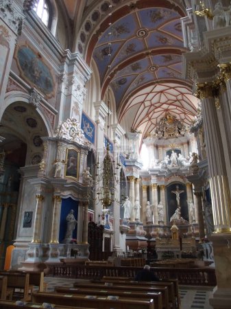 Foto de Nave y altar de la Catedral de San Pedro y Pablo en Kaunas, Lituania - Imagen libre de derechos