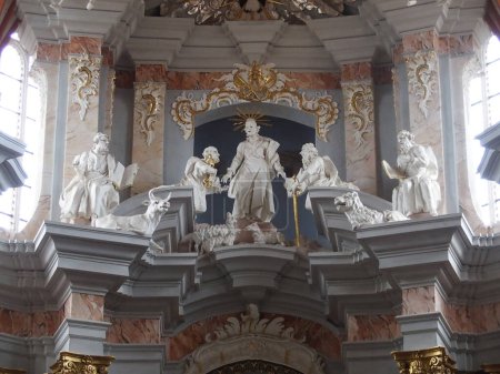 Foto de Estatuas en la Catedral de San Pedro y Pablo en Kaunas, Lituania - Imagen libre de derechos