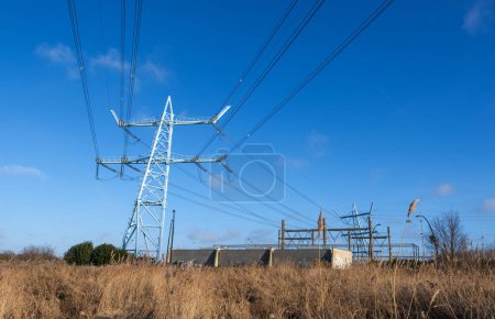 Foto de Central Eléctrica o Fábrica, Sistema Energético, Generador y Almacenamiento en el cielo azul. - Imagen libre de derechos