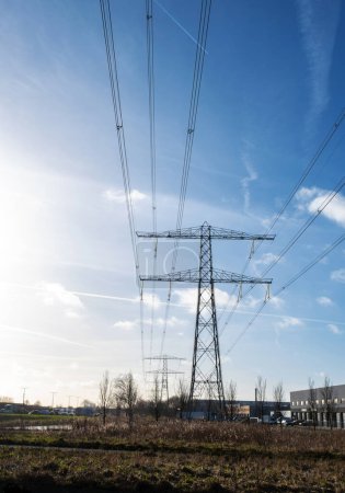 Foto de Central Eléctrica o Fábrica, Sistema Energético, Generador y Almacenamiento en el cielo azul. - Imagen libre de derechos