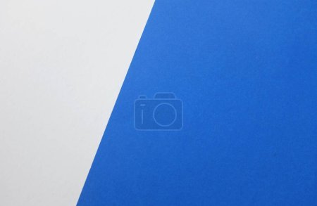 Téléchargez les photos : Deux tons bleu papier blanc couleur pour l'arrière-plan. Papier bicolore avec superposition sur le sol et diviser la moitié de l'image. background.Top vue avec place pour le texte - en image libre de droit
