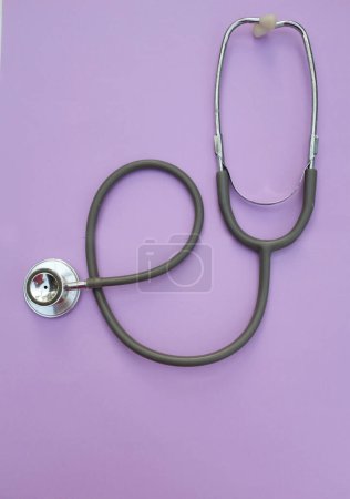 Téléchargez les photos : Espace de copie stéthoscope médical sur fond pastel violet dans le bureau des médecins - en image libre de droit