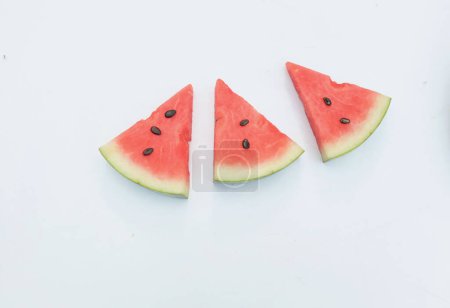 Téléchargez les photos : Tranches de melon d'eau mûr (Citrullus lanatus) triangles isoler sur fond blanc. - en image libre de droit