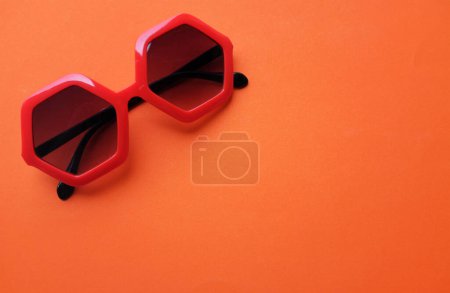 Téléchargez les photos : Fermer bleu pentagone lunettes de soleil isoler sur un fond orange - en image libre de droit