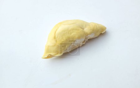Téléchargez les photos : Morceaux de durian (durio zibethinus murray) de pulpe jaune mûre fraîche isolent sur fond blanc - en image libre de droit