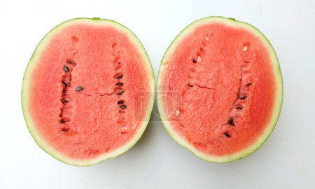 Téléchargez les photos : Tranches de melon d'eau demi mûr (Citrullus lanatus) triangles isoler sur fond blanc. - en image libre de droit
