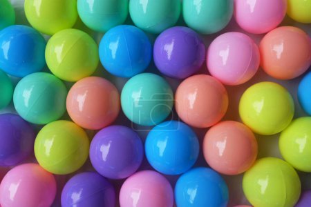 Téléchargez les photos : Plein cadre de multicolore de nombreuses boules de jouets en plastique coloré ou pour la balle des enfants - en image libre de droit