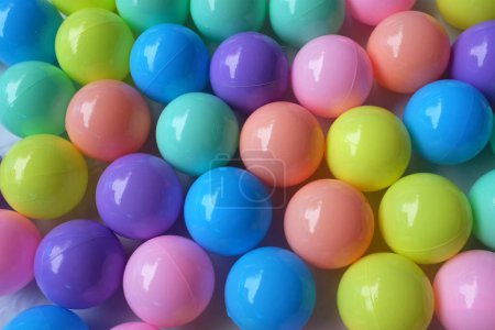 Foto de Marco completo de multicolor muchas bolas de juguete de plástico de colores o para la bola de los niños - Imagen libre de derechos