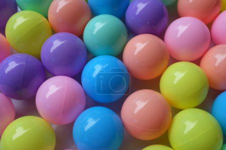 Téléchargez les photos : Plein cadre de multicolore de nombreuses boules de jouets en plastique coloré ou pour la balle des enfants - en image libre de droit