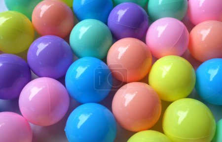 Foto de Marco completo de multicolor muchas bolas de juguete de plástico de colores o para la bola de los niños - Imagen libre de derechos