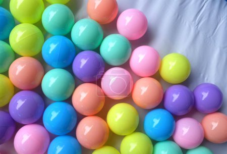 Foto de Muchas bolas de juguete de plástico de colores o para aislar la bola de los niños en un fondo blanco - Imagen libre de derechos