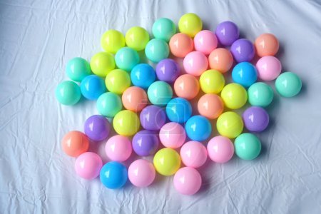 Foto de Muchas bolas de juguete de plástico de colores o para aislar la bola de los niños en un fondo blanco - Imagen libre de derechos