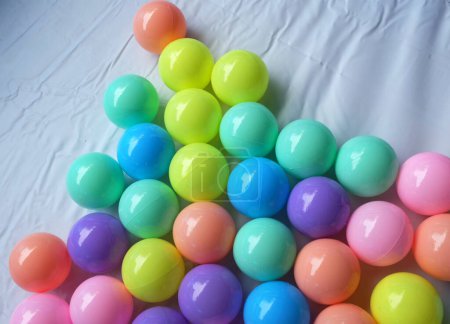 Téléchargez les photos : De nombreuses boules de jouets en plastique colorées ou pour isoler les boules pour enfants sur fond blanc - en image libre de droit