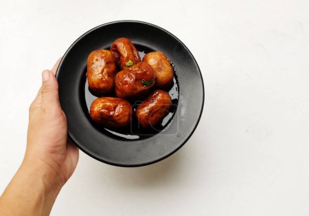 Téléchargez les photos : Mini cocktail de poulet rouge frit Saucisse en assiette isoler sur un placé sur un fond blanc. Un des barbecues thaïlandais savoureux couramment vu dans la nourriture de rue en Thaïlande. - en image libre de droit