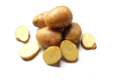 tas de pommes de terre fraîches crues pour bébés (Solanum tuberosum) ou isolat de pommes de terre jeunes sur fond blanc