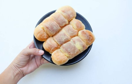 Téléchargez les photos : Délicieux pain sucré fraîchement cuit Beurre, pain au beurre brun succulent avec sucre isolé sur fond blanc - en image libre de droit