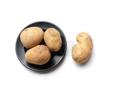 Téléchargez les photos : Tas de pommes de terre fraîches crues pour bébés (Solanum tuberosum) ou isolat de pommes de terre jeunes sur fond blanc - en image libre de droit