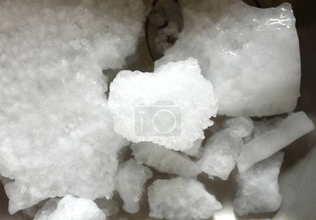 Téléchargez les photos : Cristaux de glace du congélateur au réfrigérateur - en image libre de droit